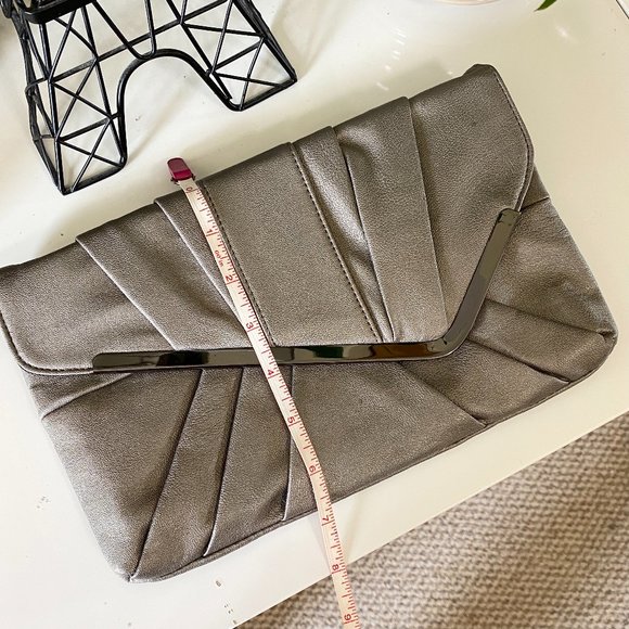 Silver Pouch with Chain - Picture 4 of 6